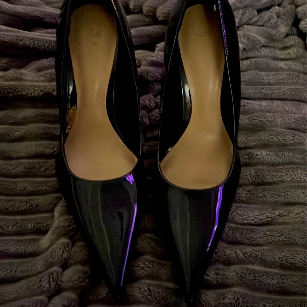 Pointy toe shiny pump